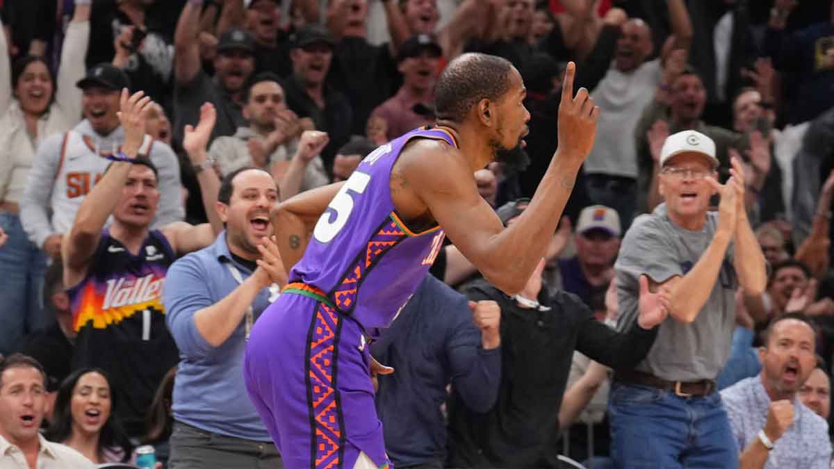 Phoenix Suns forward Kevin Durant (35) celebrates a three point basket against LA Clippers forward Kawhi Leonard (2) during the second half at PHX Center.