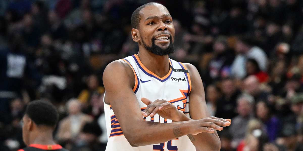 凤凰城的前锋凯文·杜兰特（Kevin Durant）（35）向裁判员打手势，在下半场在斯科特卡兰克竞技场（Scotiabank Arena）对多伦多猛龙队的犯规电话