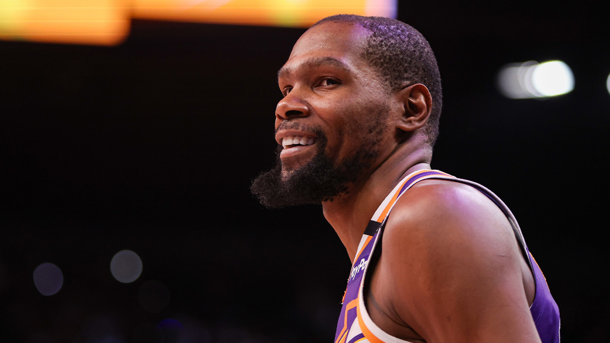 Phoenix Suns forward Kevin Durant (35) reacts to a fan against the New Orleans Pelicans in the fourth quarter at Footprint Center. 