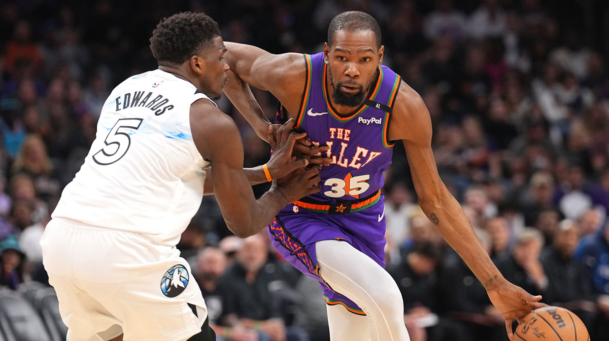 Phoenix Suns Napred Kevin Durant (35) Dribblible v. Minnesote Timbervolves Guard Anthoni Edwards (5) During the second half in the footprint center.