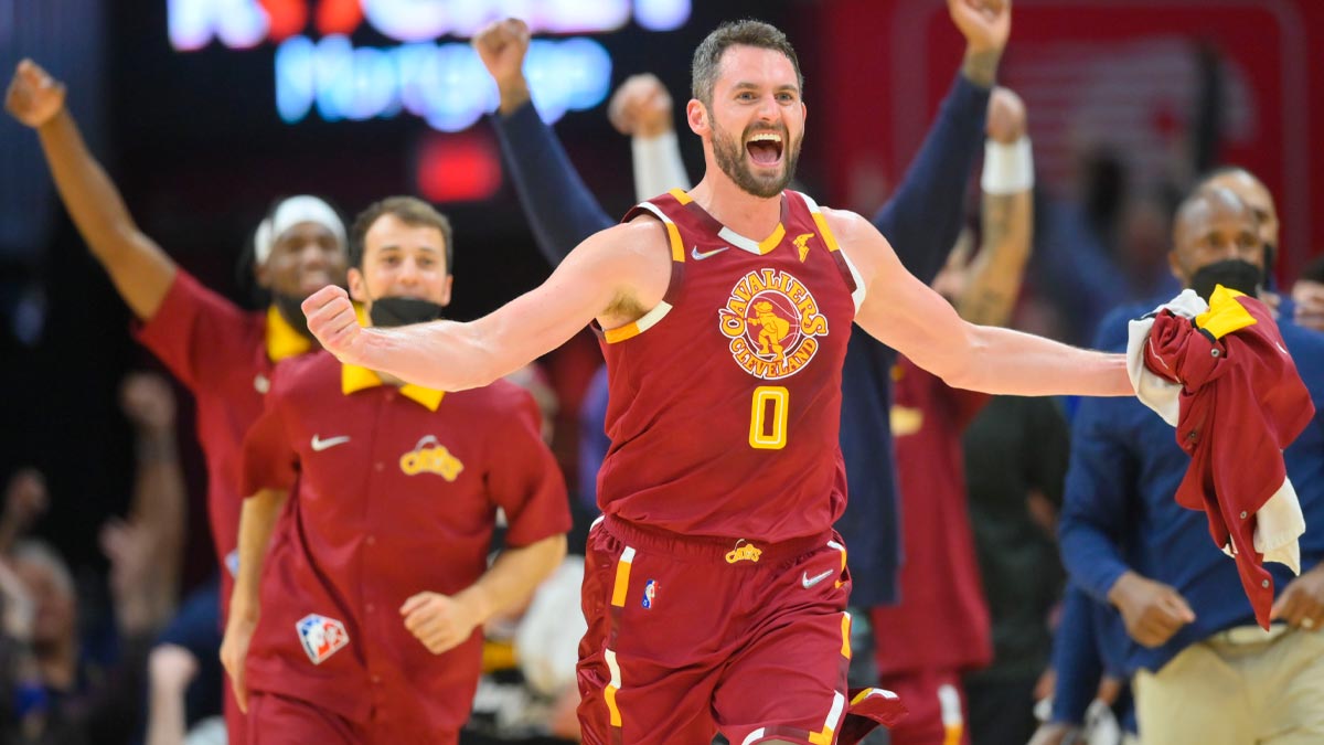 Cleveland Cavaliers Forward Kevin Love (0) Celebrates a basket at the end of the third quarter against golden state warriors at the missile mortgage field.