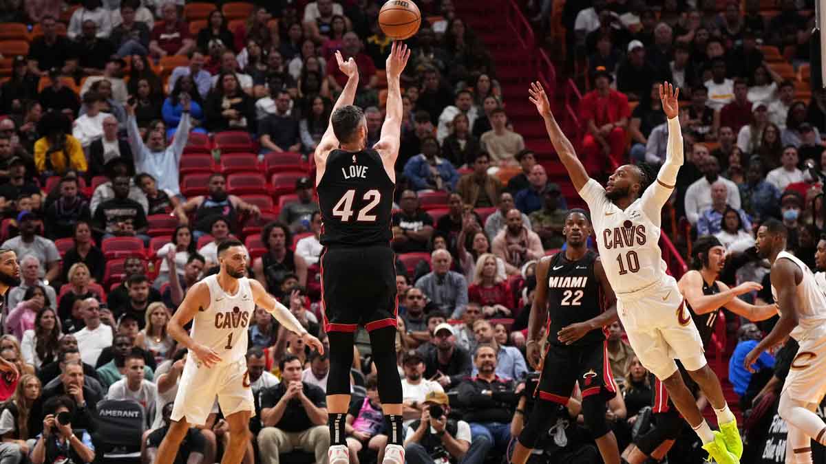 Miami heat forward, Kevin Love (42) tries to match three points on Cleveland Cavaliers Darius Garland (10) during the second half in the center of Kaseya.