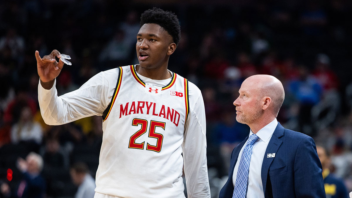 Maryland Terrapins head coach Kevin Willard talks with center Derik Queen (25) in the second half against the Michigan Wolverines at Gainbridge Fieldhouse. Mandatory Credit: Trevor Ruszkowski-Imagn Images