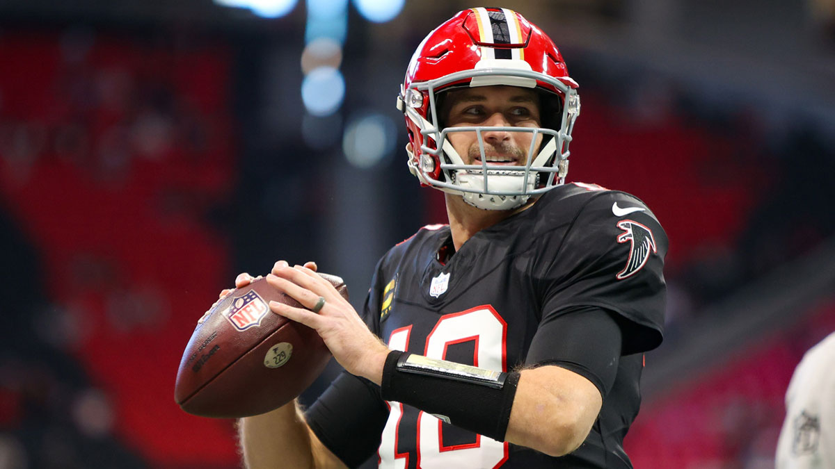 Atlanta Falcons quarterback Kirk Cousins (18) prepares for a game against the New York Giants at Mercedes-Benz Stadium.