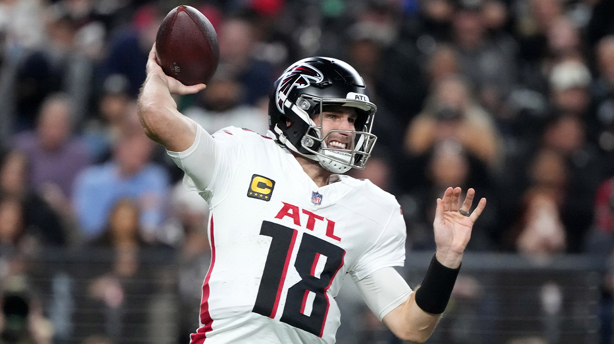 16. December 2024. years; Paradise, Nevada, USA; Atlanta Falcons Quarterback Kirk Relatives (18) throws the ball against the attacker Las Vegas in the first half at Albiant Stadium. 