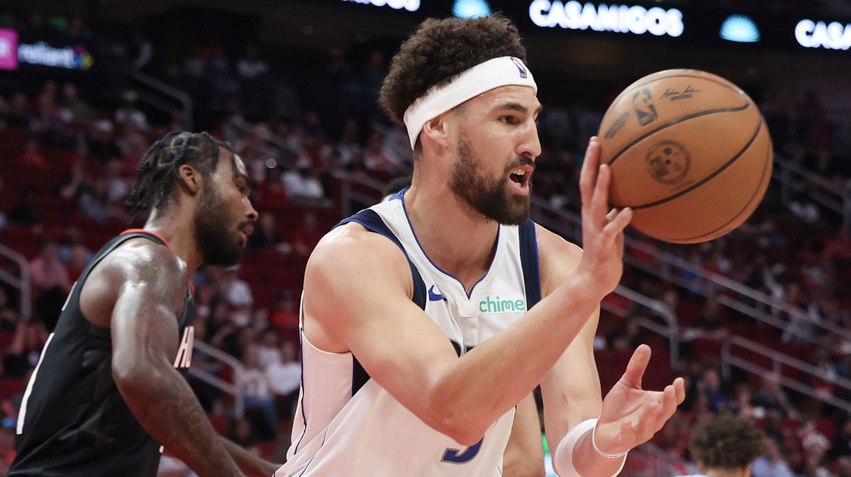 Dallas Mavericks Guard Klai Thompson (31) passes the ball after grabbing a rocket from Houston in the Toyota Center in the first half at the Toyota Center.