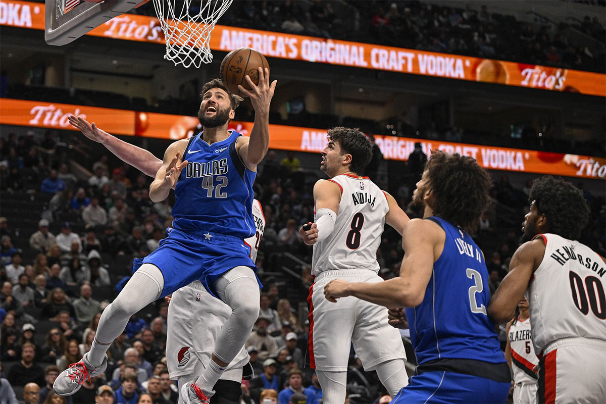 Dallas Mavericks Nail Naples Maki Kleber (42) Drive to Cart last Portland Trail Blazers Near Danny Avdia (8) During the second half in the center of American Airlines.