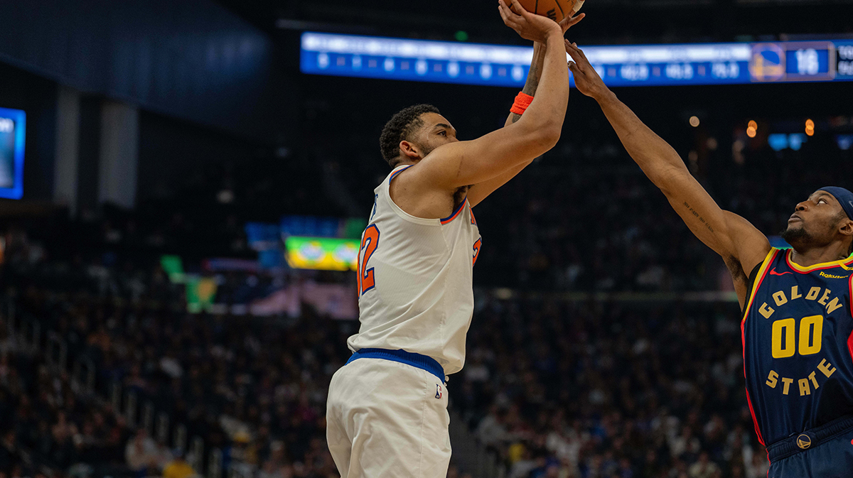 New York Knicks center Karl-Anthony Towns (32) shoots a jump shot over Golden State Warriors forward Jonathan Kuminga (00) during the first quarter at Chase Center.