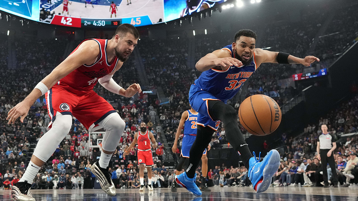  Knicks center Karl-Anthony Towns (32) and LA Clippers center Ivica Zubac (40) reach for the ball in the first half at Intuit Dome