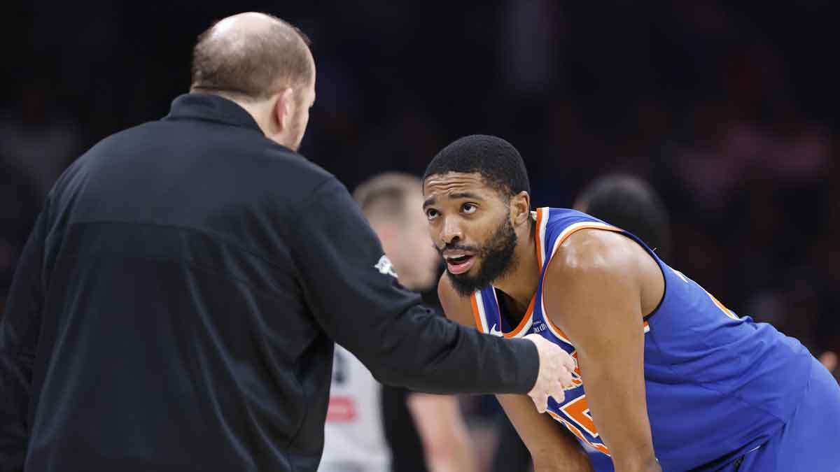 Knicks Napred Mikal Bridges (25) Talk to the main coach Tom Thibodeau during the Break in the game against Oklahoma City Thunder during the second quarter at Paicom Center