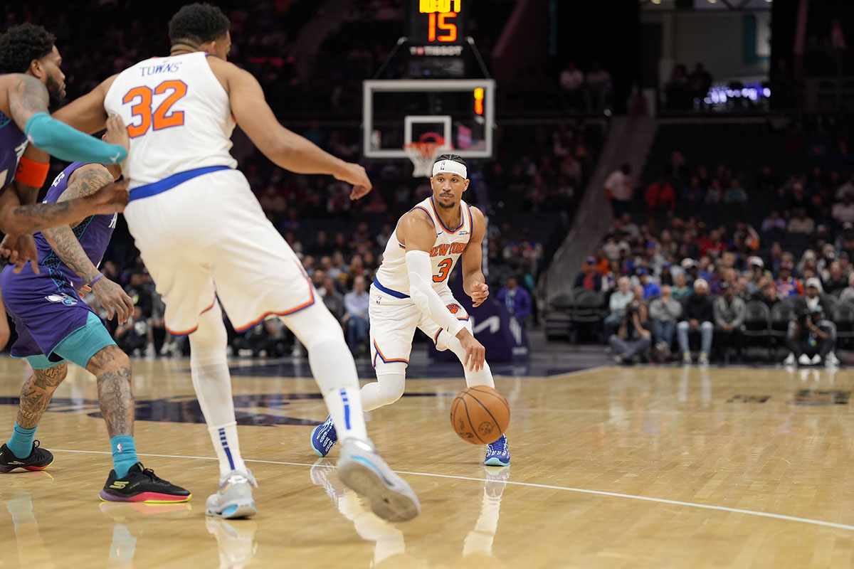 The New York Knicks goalkeeper Josh Hart (3) passes to the center of the cities of Karl-Anthony (32) against the Charlotte Hornets during the first quarter at the Spectrum Center. 