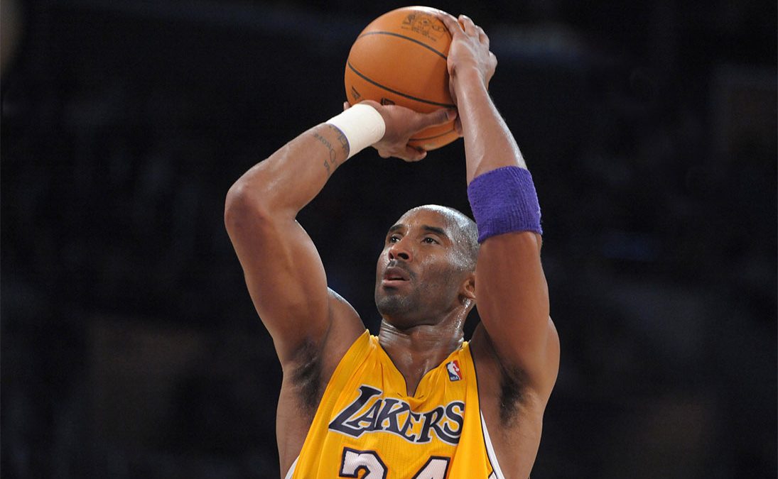 Los Angeles Lakers guard Kobe Bryant (24) shoots the ball against the Golden State Warriors at the Staples Center. The Lakers defeated the Warriors 97-90.