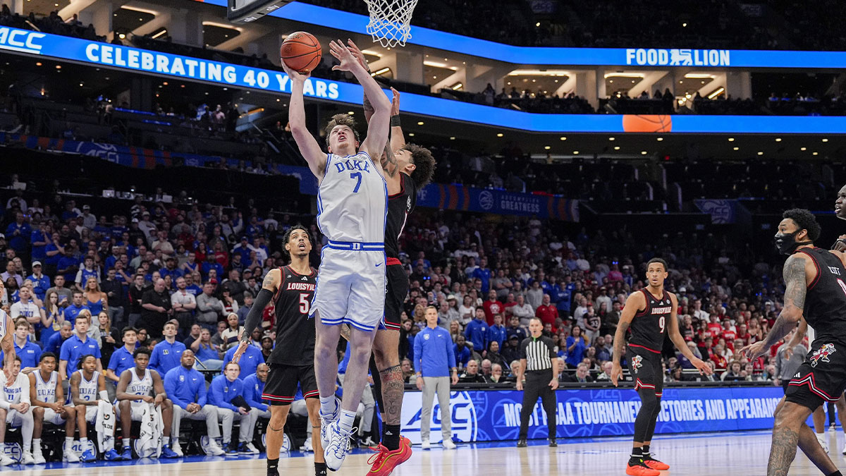 Duke Blue Devils Kon Knueppel's goalkeeper (7) goes to the basket defended by the Cardinals of Louisville, I see Hadley (1) during the 2025 ACCC conference match at the Spectrum Center. 