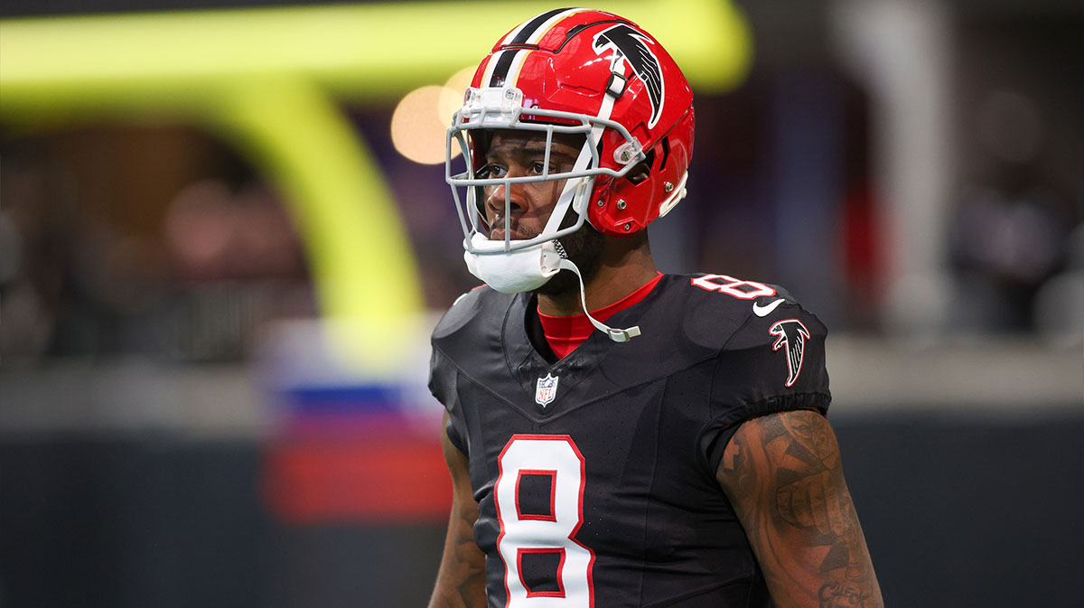 Dec 22, 2024; Atlanta, Georgia, USA; Atlanta Falcons tight end Kyle Pitts (8) prepares for a game against the New York Giants at Mercedes-Benz Stadium.