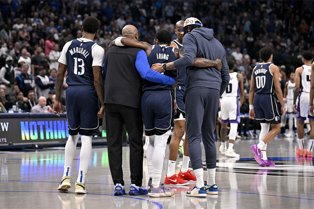 Dallas Mavericks Guard Kirie Irving (11) helps the load forward to the Marshall (13) and the front of the Anthony Davis (3) during the second quarter against Sacramento Kings at the Center Amparines.