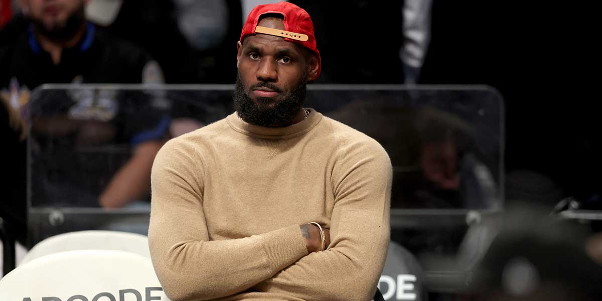 洛杉矶湖人队的前锋勒布朗·詹姆斯（Lebron James）（23岁）在第四节对阵巴克莱中心的布鲁克林篮网队在替补席上观看。 