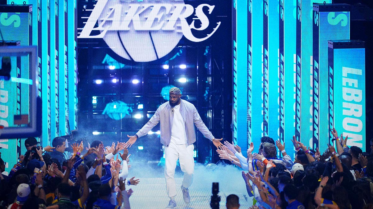 Shaqís OGs forward LeBron James (23) of the Los Angeles Lakers during introductions before the 2025 NBA All Star Game at Chase Center. 