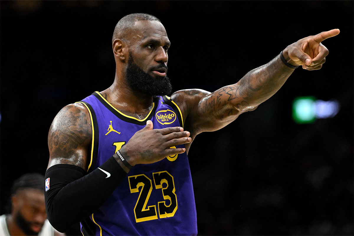 洛杉矶湖人队前锋勒布朗·詹姆斯（Lebron James）（23岁）在第二节在TD花园中对波士顿凯尔特人队进行了比赛。