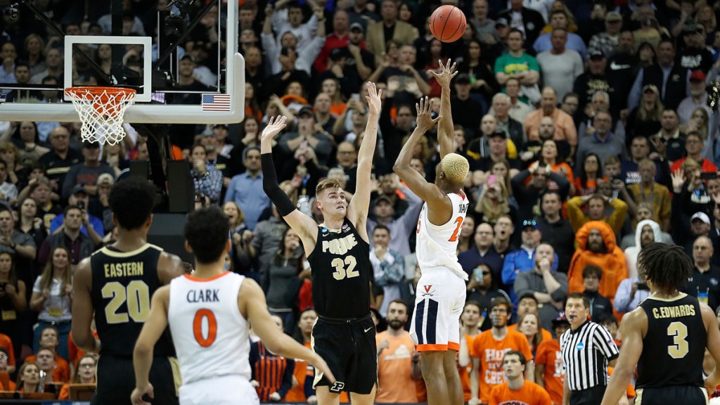 Virginia Cavaliers forward Mamadi Diakite (25) shoot the game-tying shot in the finals seconds the second half of their NCAA Division I Basketball Championship \"Elite 8\" basketball game at the KFC Yum! Center in Louisville, KY., on Saturday, Mar 30, 2019. The Virginia Cavaliers defeated the Purdue Boilermakers 80-75. The Purdue Boilermakers Play The Virginia Cavaliers In The Elite 8 Of The Ncaa Men S Basketball Championship