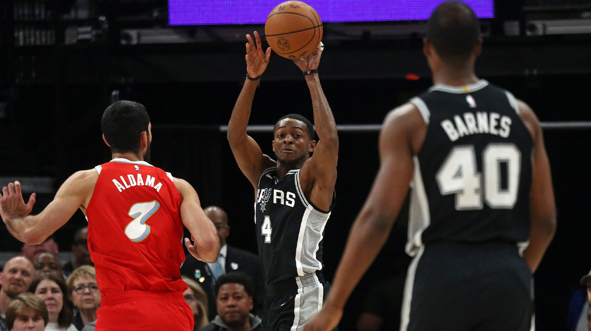 San Antonio Spursi Guard De'aaron Fok (4) Passes the ball in San Antonio Spurs Pretra Harrison Barnes (40) during the first quarter against Memphis Grizzlies in FedExforum.