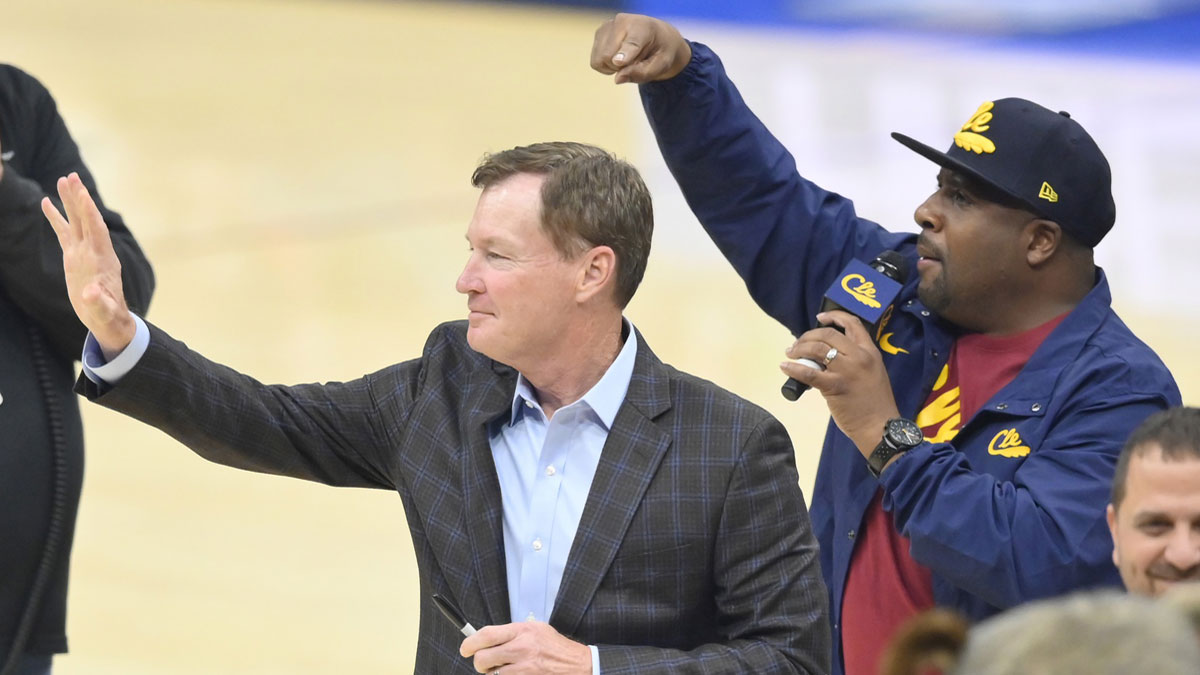 Former Cliveland Cavaliers Point Gardi price, left, reacts to fans in the first quarter of the game between Cavaliers Cleveland and the lighting Oklahoma City on a missile mortgage field.