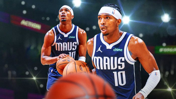 Mavericks Brandon Williams shooting a basketball.