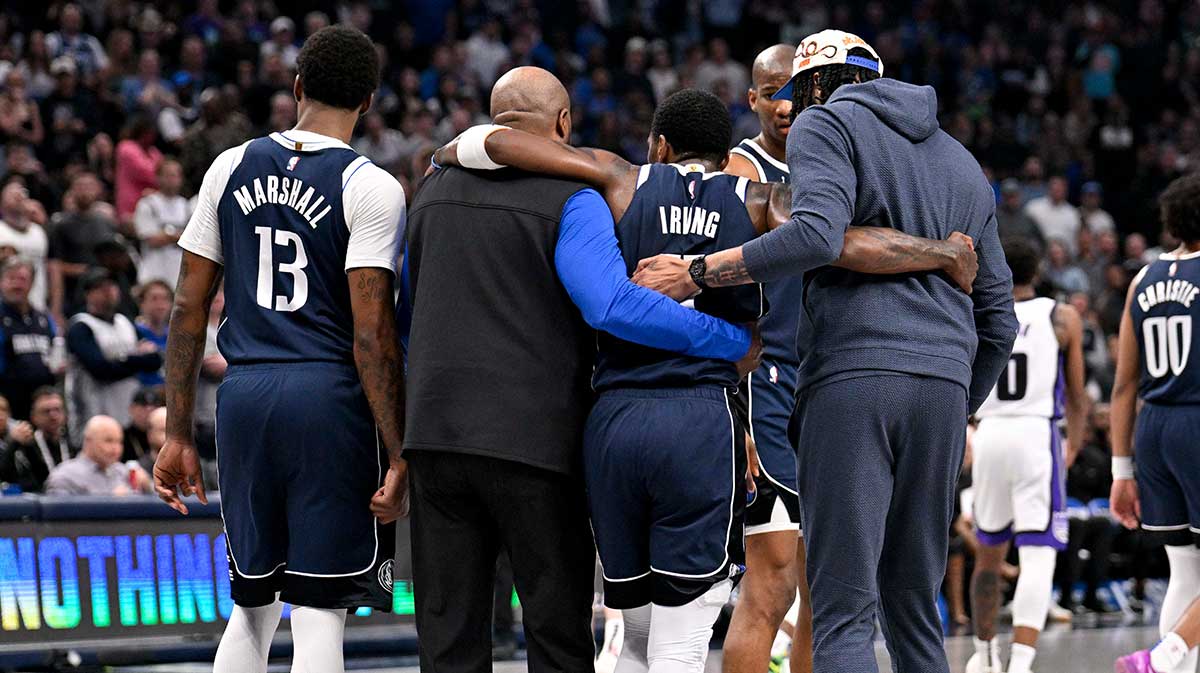 Dallas Mavericks Guard Kirie Irving (11) helps the load forward to the Marshall (13) and the front of the Anthony Davis (3) during the second quarter against Sacramento Kings at the Center Amparines.