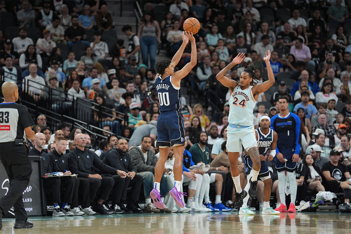 Dallas Mavericks goalkeeper Max Christie (00) shoots the San Antonio Spurs Devin Vassell (24 years old) at first half at the Frost Bank Center. 