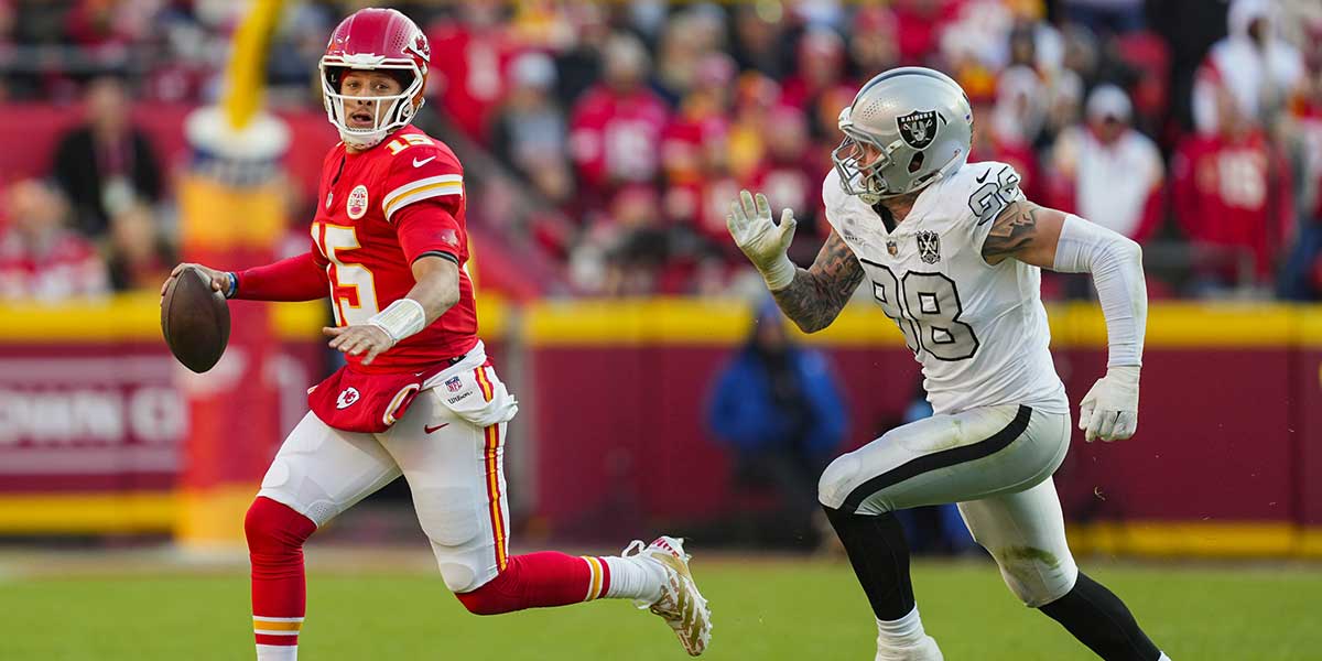 29. November 2024 years; Kansas City, Missouri, USA; Kansas City Chiefs Quarterback Patrick Mahomes (15) Scrambles from Las Vegas Raiders defensive near Makk Crosbi (98) during the first half on the field stage. 