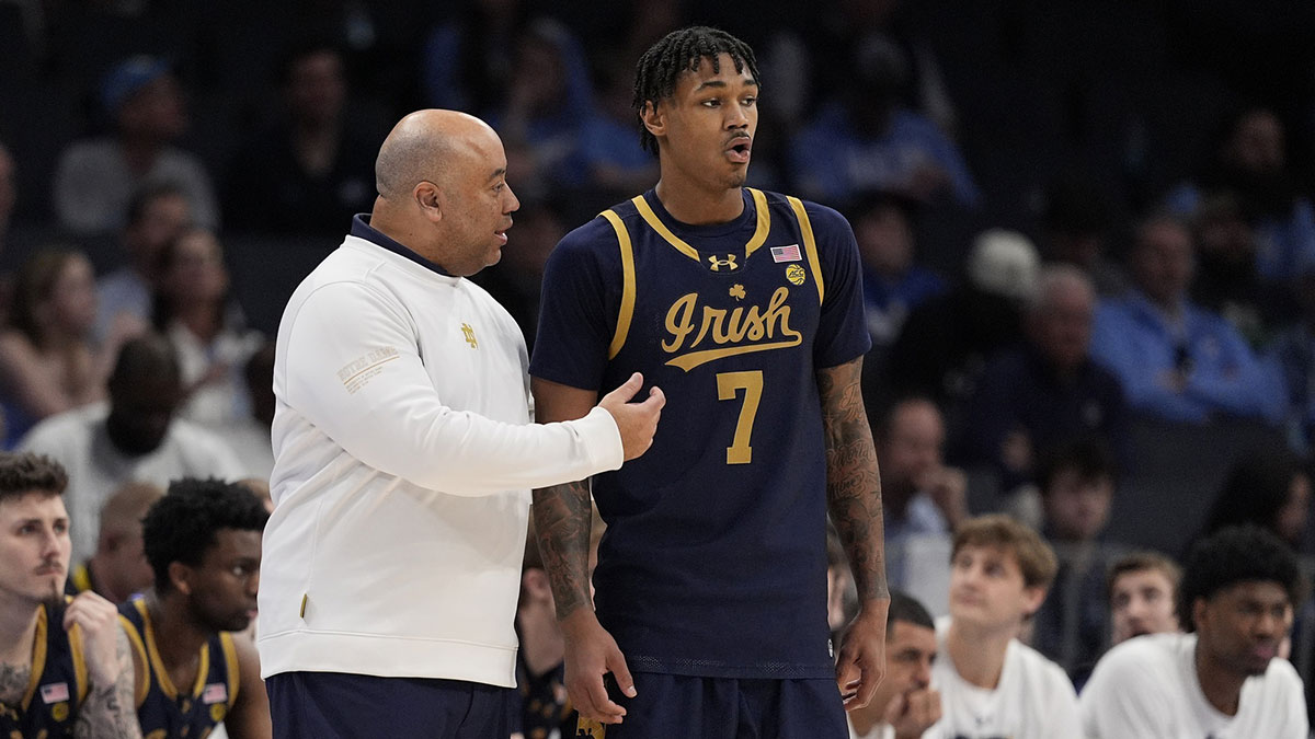 Notre Dame Fighting Irish head coach Micah Shrewsberry talks with forward Tae Davis (7) during a free throw during the second half against the North Carolina Tar Heels at Spectrum Center in transfer portal.