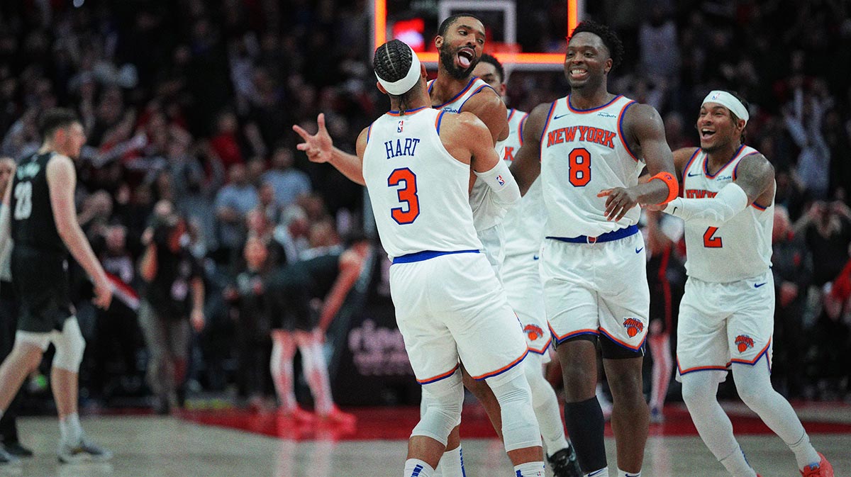 12. Marta 2025; Portland, Oregon, USA; New York Knicks Small forward Mikal Bridges (25) celebrates with teammates after they set up the winning shooting in overtime against Blazers Portland Trail Blazers in the Moda Center. Mandatory credit: SOOBUM IM-IM-IMSN Pictures