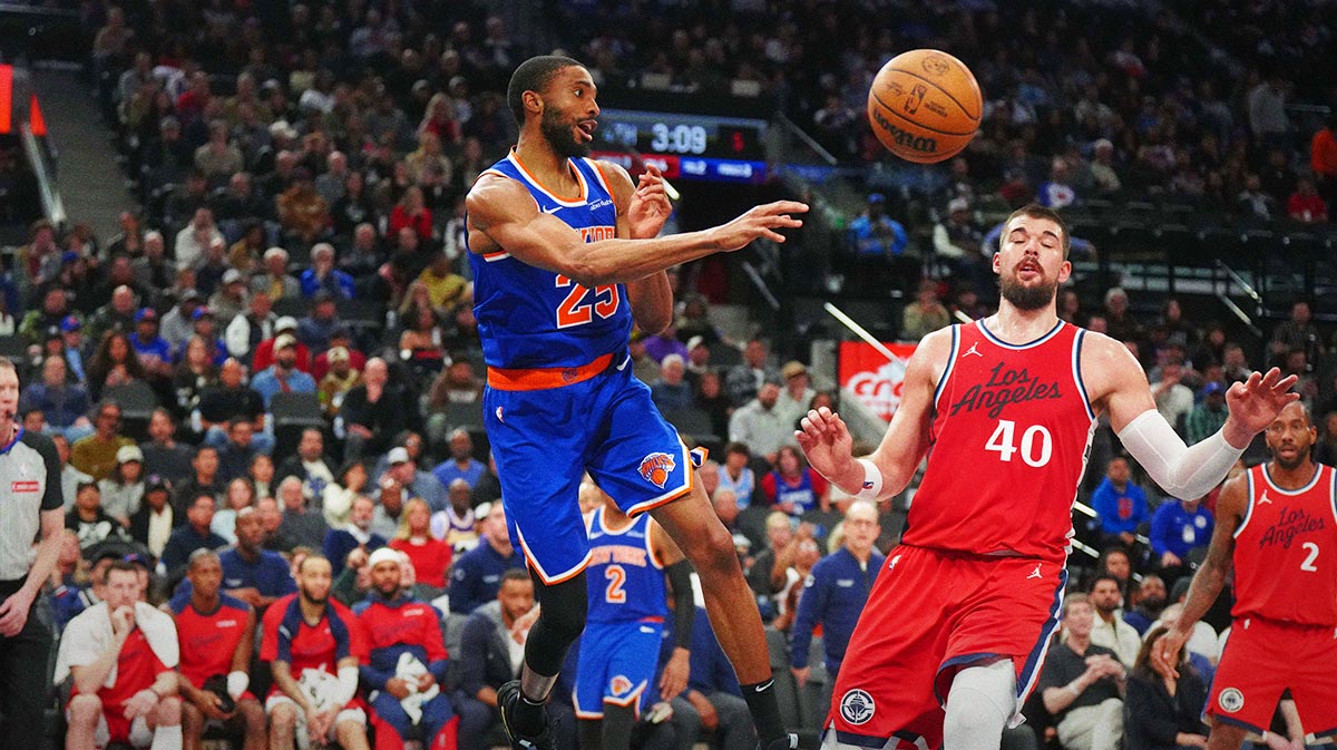 New York Knicks Napred Mikal Bridges (25) Pass against La Clippers Center Ivica Zubac (40) in the second half at Intuit Dome.