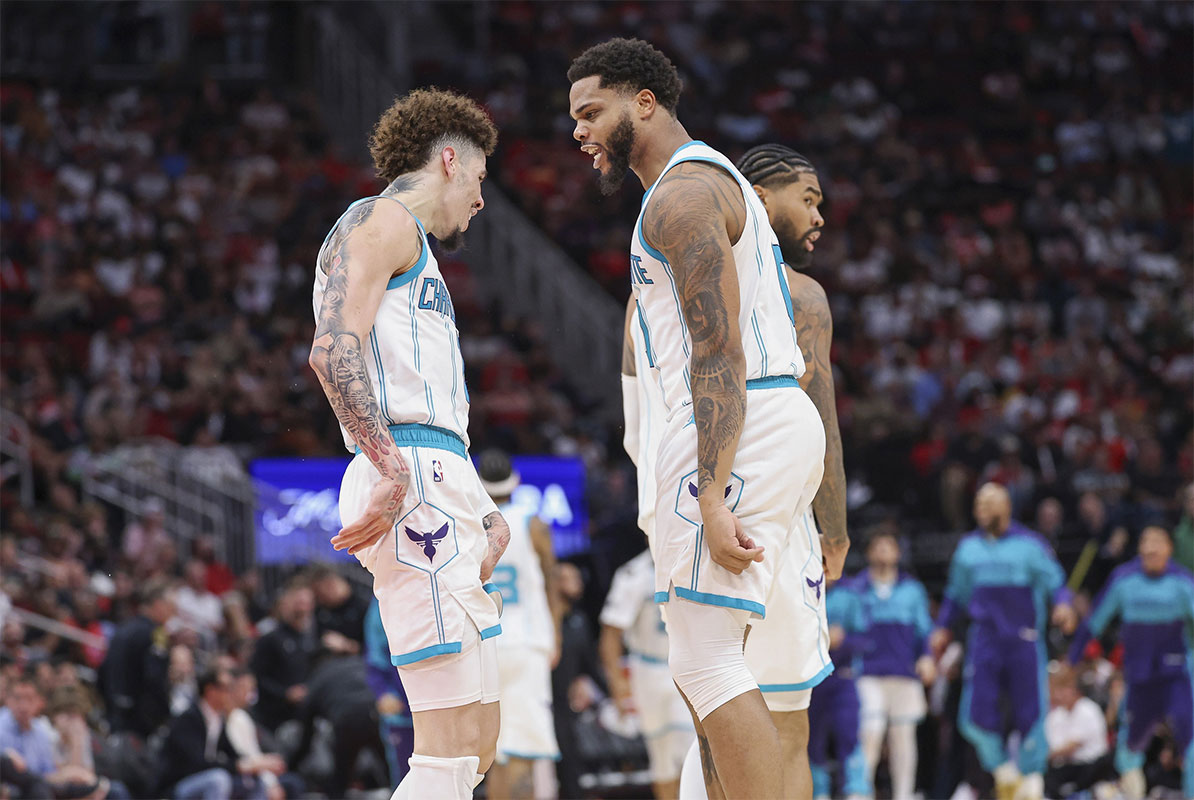 Charlotte Hornets Forward The Bridges (0) are celebrated with a guide bar (1) after the basket during the fourth quarter against the Houston rocket in the toiotin center. 