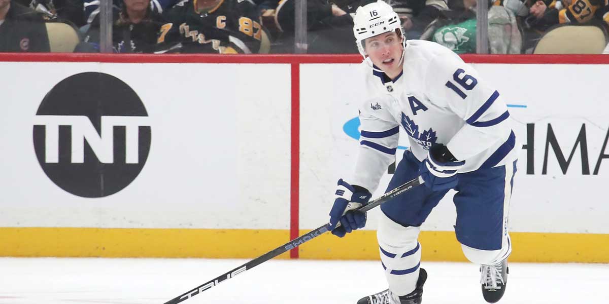 Toronto Maple Leafs right wing Mitch Marner (16) handles the puck against the Pittsburgh Penguins during the second period at PPG Paints Arena. 