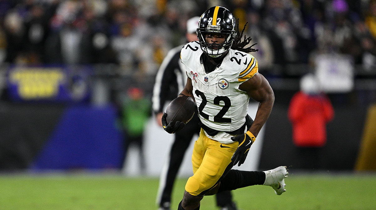 Pittsburgh Steelers returning the Najee Harris (22) in the second half against Baltimore Raven at the M & T Bank Stadium. 