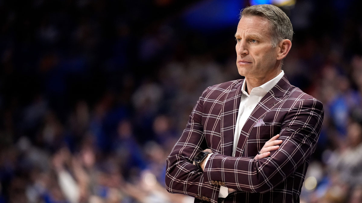 Alabama head coach Nate Oats works with his team against Kentucky during the first half of a Southeastern Conference tournament quarterfinal game at Bridgestone Arena in Nashville, Tenn., Friday, March 14, 2025.