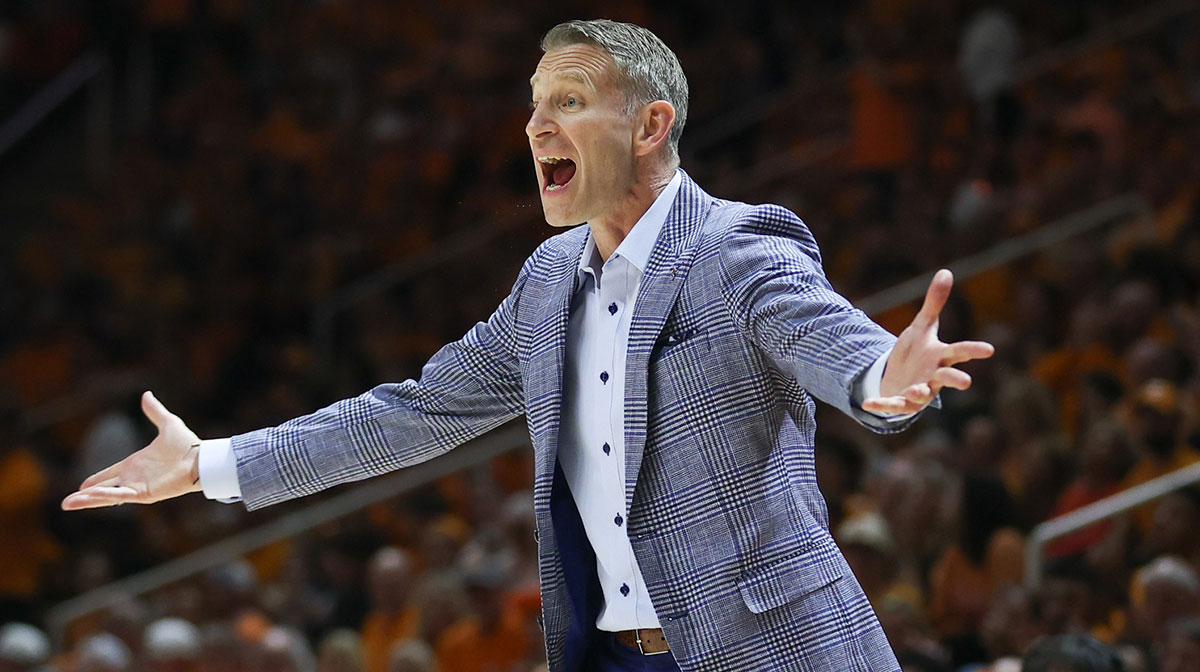 Alabama Crimson Tide head coach Nate Oats during the first half against the Tennessee Volunteers at Thompson-Boling Arena at Food City Center.