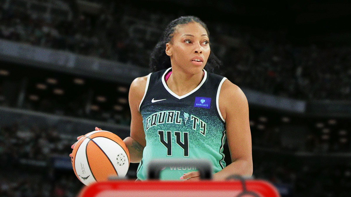 Betnijah Laney-Hamilton (Liberty) in Barclays Center with first aid kit