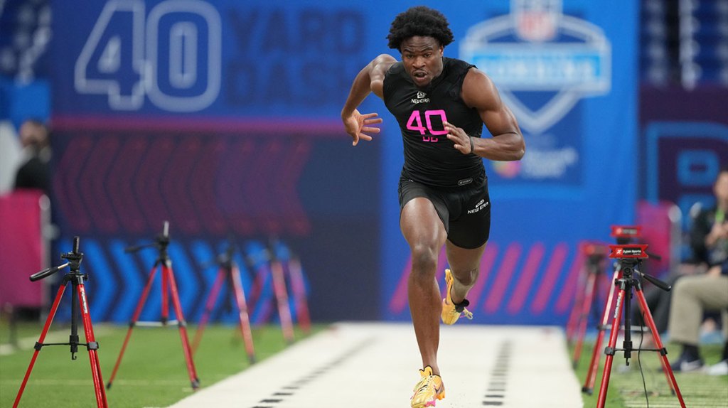 South Carolina defensive back Nick Emmanwori (DB40) runs in the 40 yard dash during the 2025 NFL Combine at Lucas Oil Stadium. 