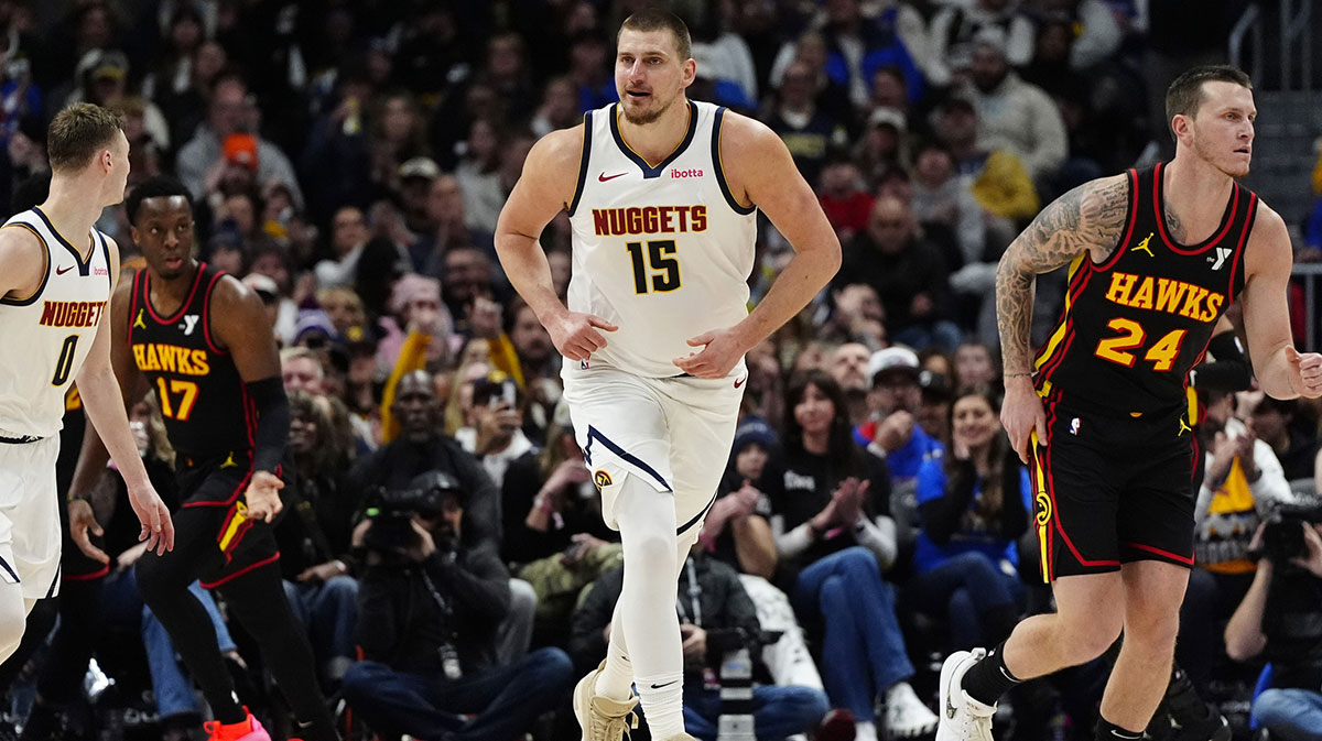 丹佛掘金中心尼古拉·乔基奇（Nikola Jokic）（15岁）在下半场对阵鲍尔竞技场的亚特兰大老鹰队的反弹后，反应替补席。 