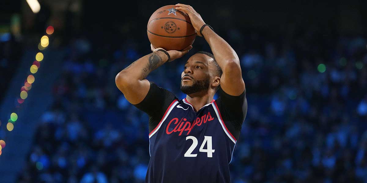 LA快船后卫Norman Powell（24岁）在周六晚上在Chase Center举行的2025年NBA全明星赛之前，参加了三分球比赛。