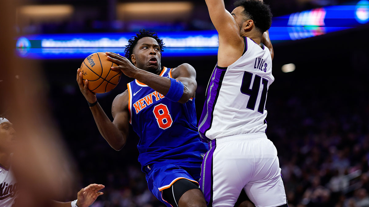 New York Knicks forward Annobi (8) It seems to pass the ball against Sacramento Kings forward Trey Liles (41) during the second quarter in Golden 1 Centur. 