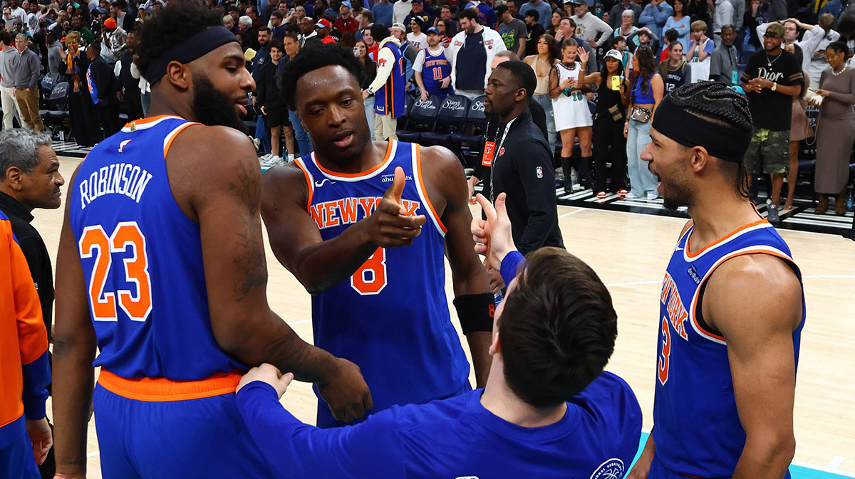 New York Knicks The front Anunobi (8) responds with the Mitchell Robinson (23), guard Tyler Kolek (13) and stores Josh Hart (3) after defeating Memphis Grizzlies in FedExforum.