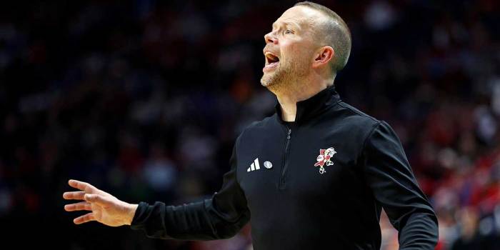 Louisville Cardinals head coach Pat Kelsey calls to his team during the second half against the Creighton Bluejays in the first round of the NCAA Tournament at Rupp Arena.
