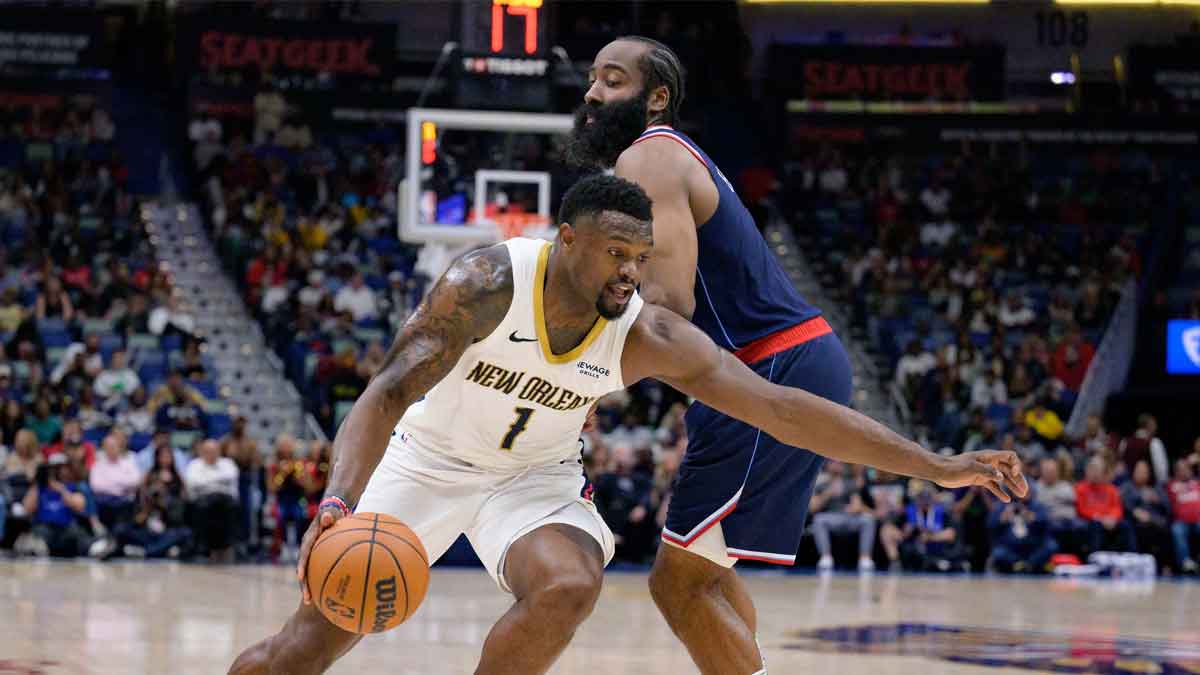 New Orleans Pelicans Napred Na Zion Williamson (1) Dribbles around Los Angeles Clippers Guard James Harden (1) During the first half in the center of Smoothie King. 