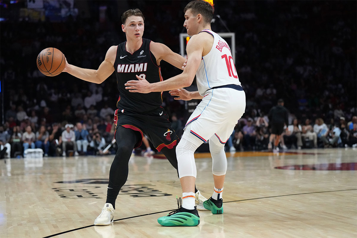 Miami Heart Guard Pelle Larsson (9) seems to pass the ball as well as a ticket for Škaklje Bogdan Bogdanović (10), defends itself during the second half in the Cashier Center.