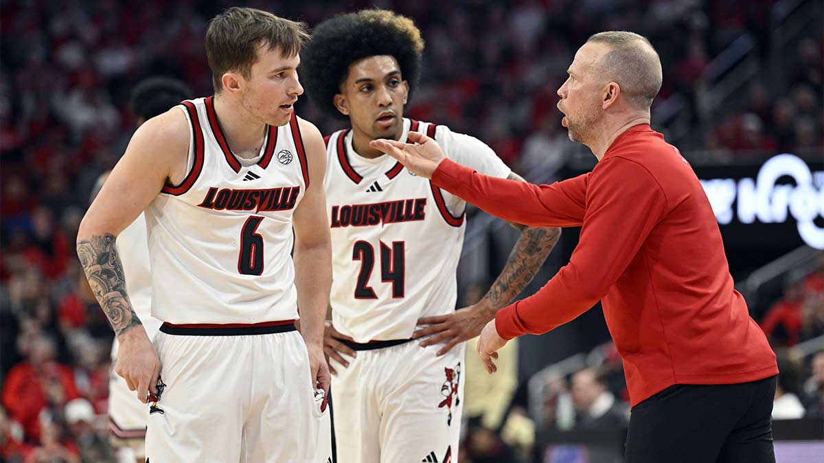 Louisville Cardinals head coach Pat Kelsey talks with guard Reyne Smith (6) and guard Chucky Hepburn (24) during the first half against the Florida State Seminoles at KFC Yum! Center.