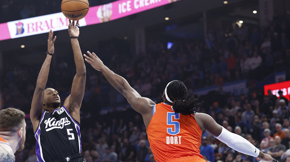 Sacramento Kings Guard De'aaron Fok (5) Shoots like Oklahoma City Thunder Guard Luguentz Dort (5) ends during the first quarter in Center Paicom.