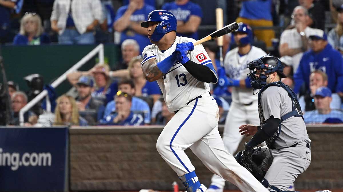 9. October 2024 years; Kansas City, Missouri, USA; Kansas City Royals Catcher Salvador Perez (13) hit one 8. Against New York Iankees during the game three of the NLD for the playoffs at 2024 billion in Stadiofu Kauffman. 