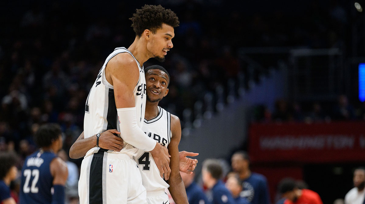 San Antonio Spurs Center Victor Vigbania (1) and guard De'Aaron Fox (4) react during the second quarter against Washington Wizards in the capital one arena.